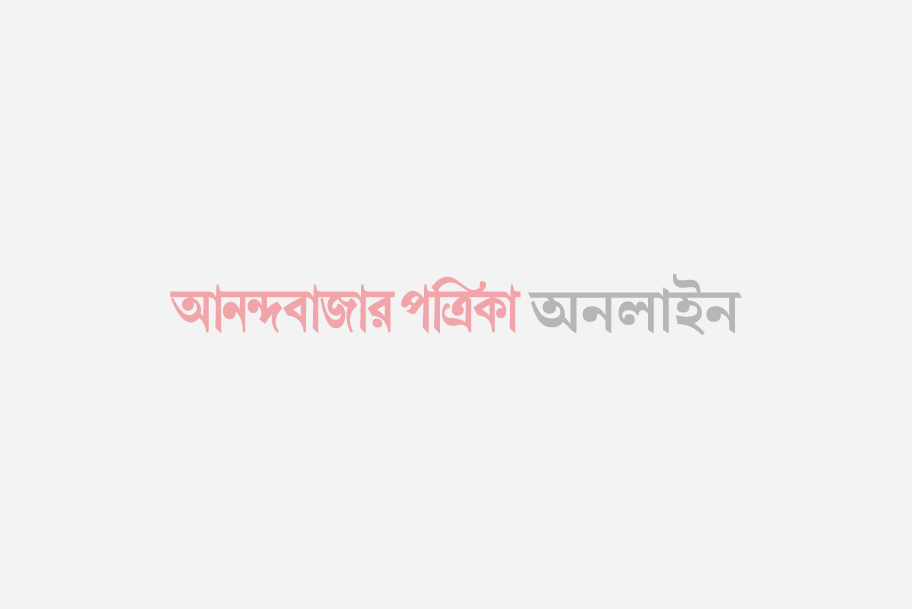 ৩৫ ঘণ্টা আটক করে রাখার পরে গ্রেফতার করা হল কংগ্রেসের সাধারণ সম্পাদক প্রিয়ঙ্কা গাঁধীকে। তাঁকে গ্রেফতার করেছে সীতাপুর থানার পুলিশ। উত্তরপ্রদেশ পুলিশ জানিয়েছে, শান্তিভঙ্গের অভিযোগে গ্রেফতার করা হয়েছে প্রিয়ঙ্কাকে। যে গেস্ট হাউসে প্রিয়ঙ্কাকে আটক করে রাখা হয়েছিল, তাকেই অস্থায়ী জেল হিসাবে তৈরি করা হয়েছে।